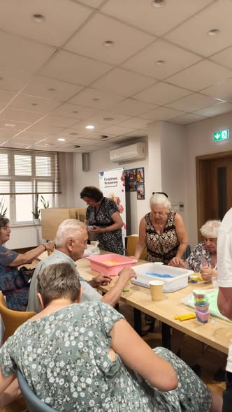 Kolejne spotkanie seniorów – twórcze warsztaty ze świecami